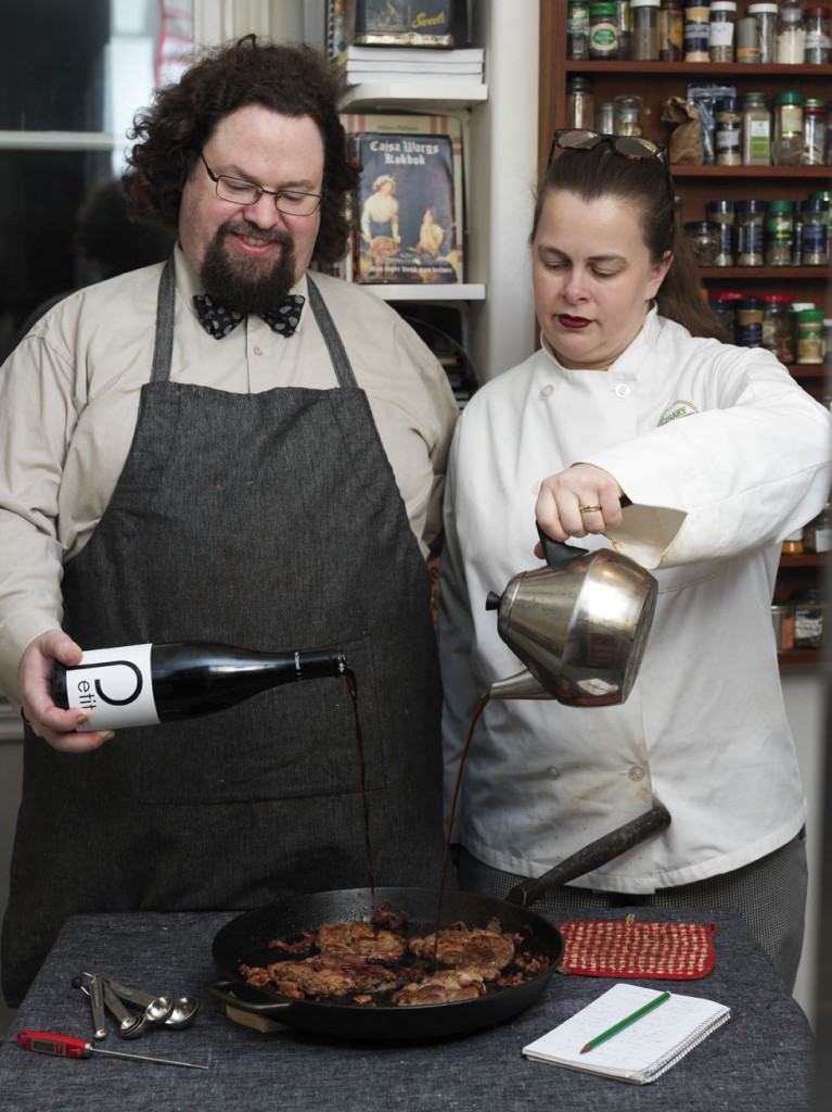 Edward och Gunilla lagar Gastronomens karré. Foto: Eva Hildén Smith.